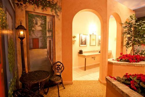 Hotel Destinations Inn Theme Rooms