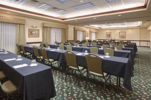 Hotel Country Inn & Suites