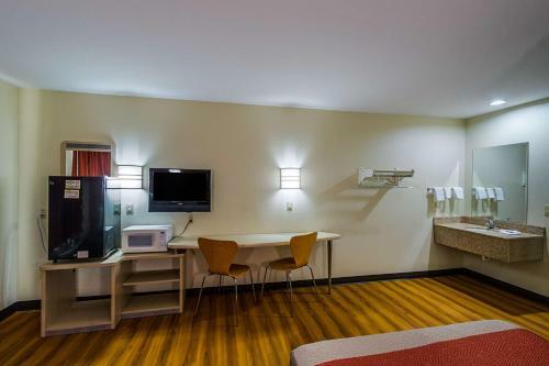 Motel 6 - Urbana
