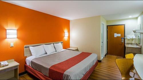 Motel 6 - Urbana