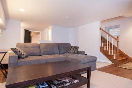 2142 West Walton Apartment