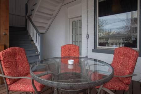 2142 West Walton Apartment
