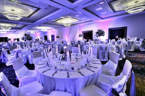 Delta Hotels By Marriott Chicago North Shore Suites