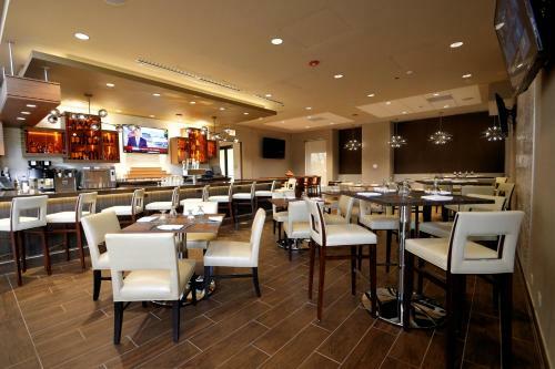 Delta Hotels By Marriott Chicago North Shore Suites