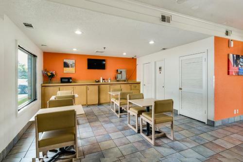 Motel 6 Waukegan