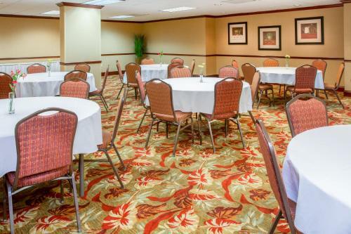 Holiday Inn Express Hotel & Suites Bloomington