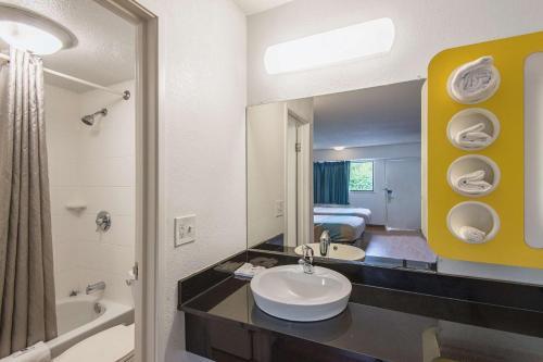 Motel 6 - Overland Park