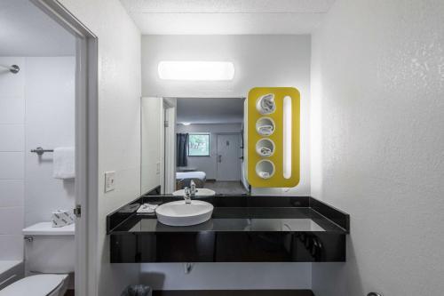 Motel 6 - Overland Park