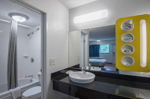 Motel 6 - Overland Park