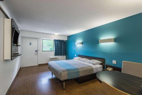 Motel 6 - Overland Park
