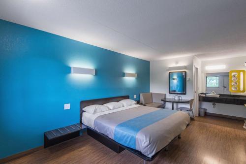 Motel 6 - Overland Park