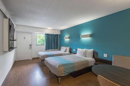 Motel 6 - Overland Park