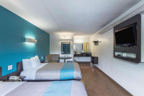 Motel 6 - Overland Park