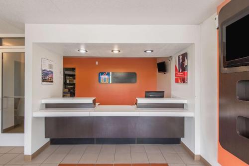 Motel 6 - Overland Park
