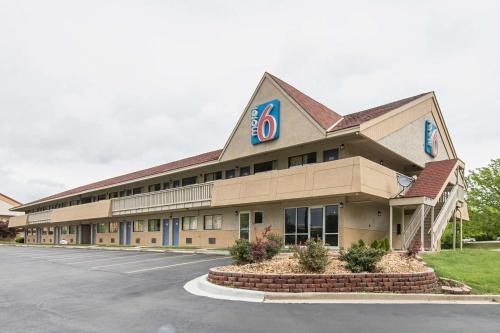 Motel 6 - Overland Park