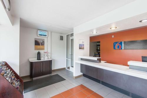 Motel 6 - Overland Park