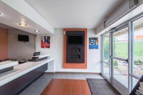 Motel 6 - Overland Park