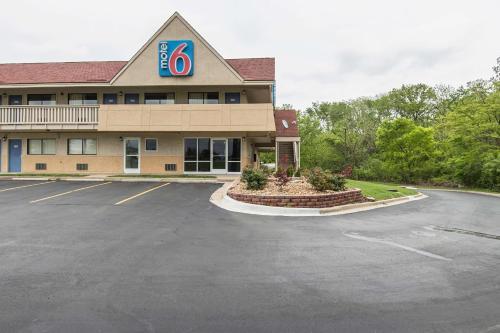 Motel 6 - Overland Park