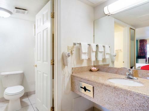 Hotel Howard Johnson Inn - Salina