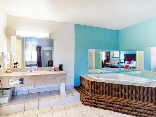 Hotel Howard Johnson Inn - Salina