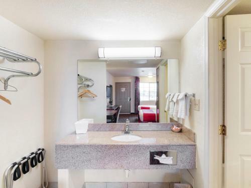 Hotel Howard Johnson Inn - Salina