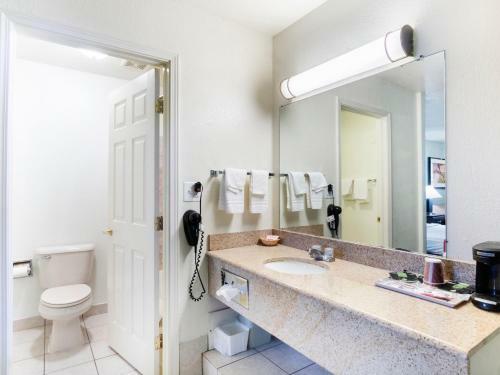 Hotel Howard Johnson Inn - Salina