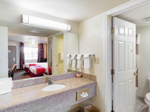 Hotel Howard Johnson Inn - Salina