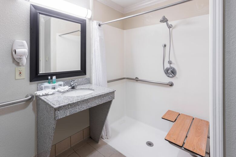 Holiday Inn Express Hotel And Suites Lake Charles