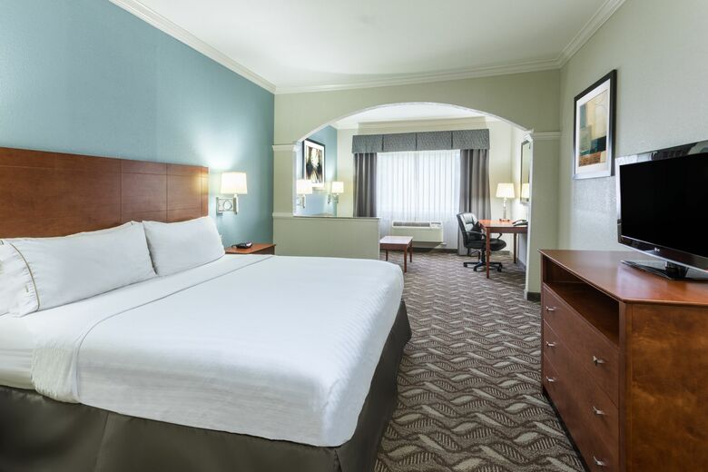 Holiday Inn Express Hotel And Suites Lake Charles