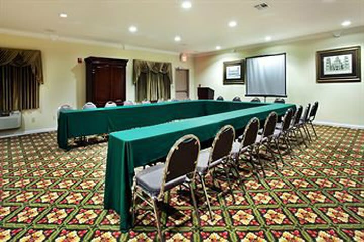 Holiday Inn Express Hotel And Suites Lake Charles