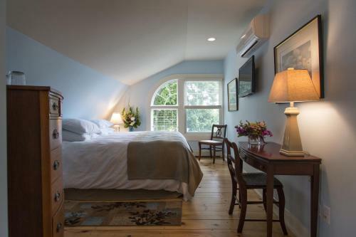 Bed & Breakfast Inn On Shore Road