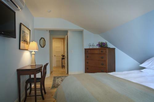 Bed & Breakfast Inn On Shore Road
