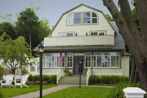 Bed & Breakfast Inn On Shore Road