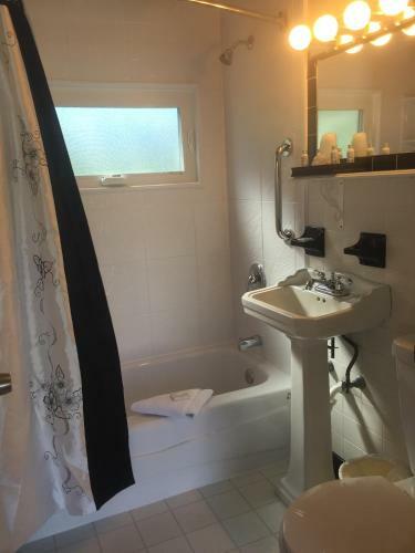 Claddagh Motel & Suites