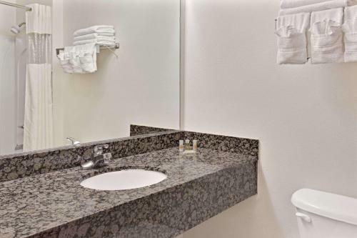 Hotel Days Inn And Suites Laurel