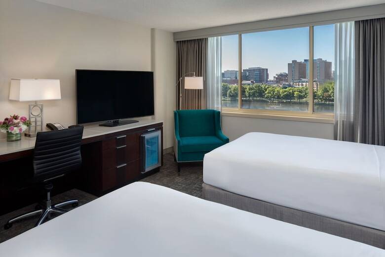 Hotel Hyatt Regency Cambridge, Overlooking Boston