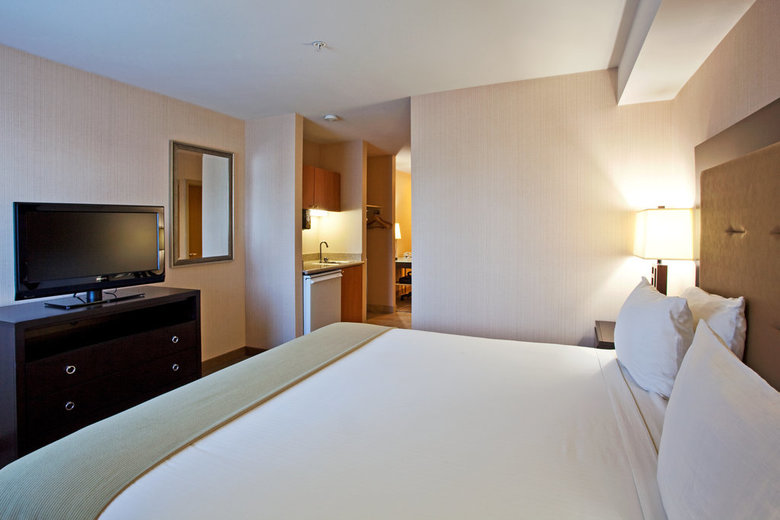 Holiday Inn Express Hotel & Suites