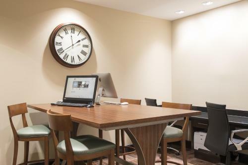 Hotel Doubletree By Hilton Grand Rapids-airport
