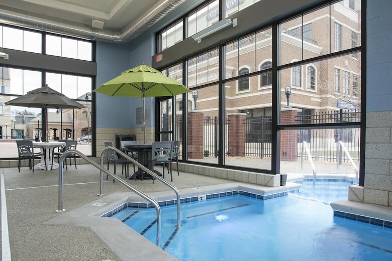 Hotel Courtyard By Marriott Holland Downtown