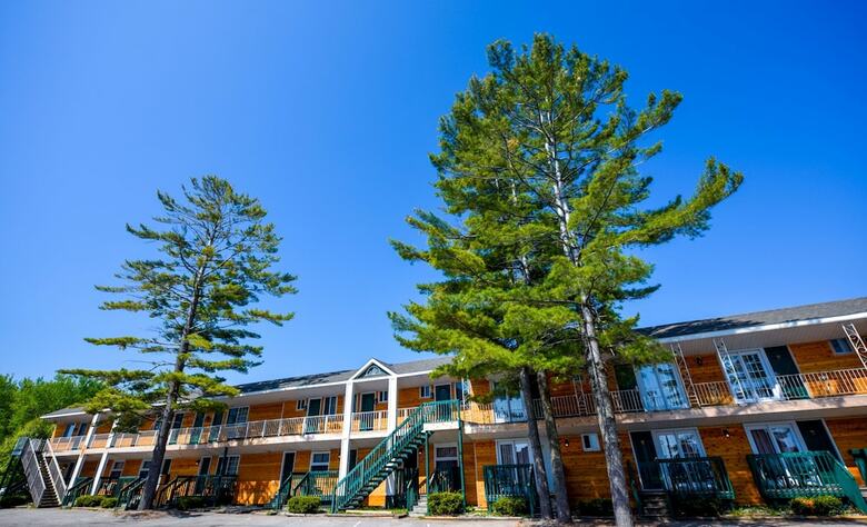 Hotel Cabins Of Mackinaw
