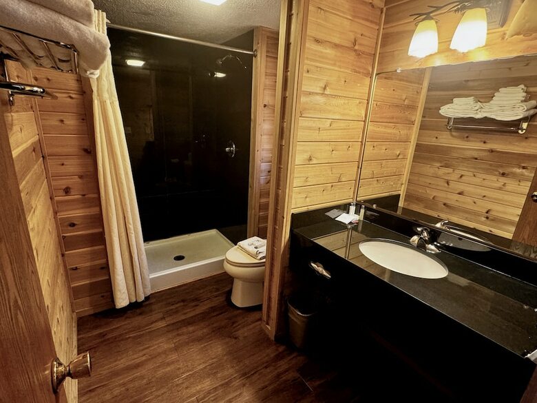 Hotel Cabins Of Mackinaw
