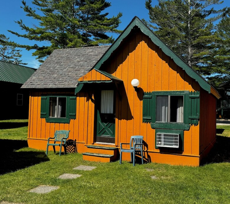 Hotel Cabins Of Mackinaw