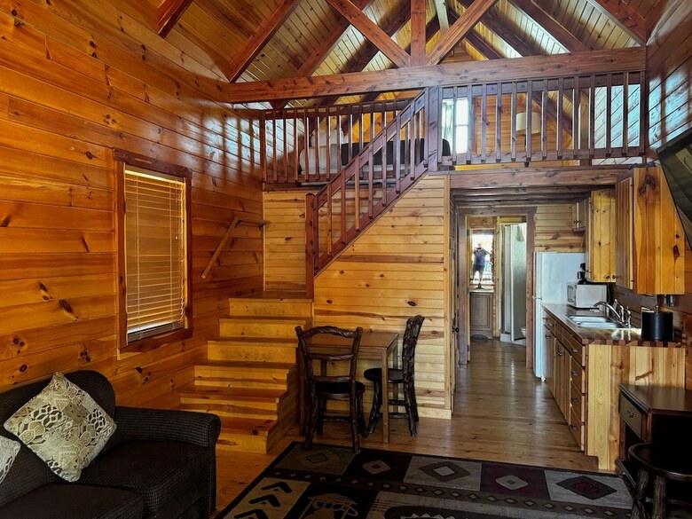 Hotel Cabins Of Mackinaw