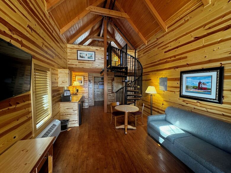 Hotel Cabins Of Mackinaw