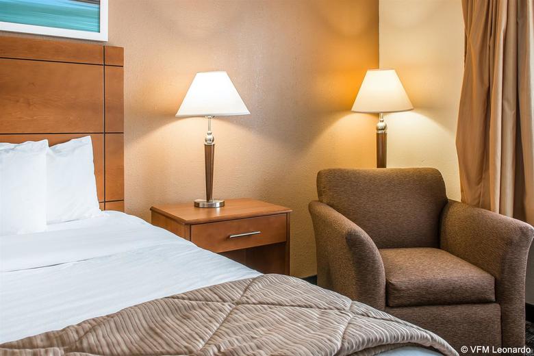 Clarion Hotel Detroit Metro Airport