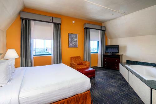 The Suites Hotel At Waterfront Plaza