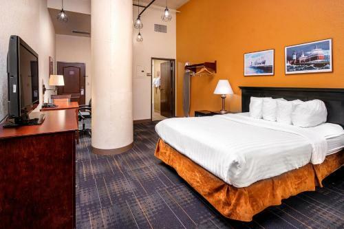 The Suites Hotel At Waterfront Plaza