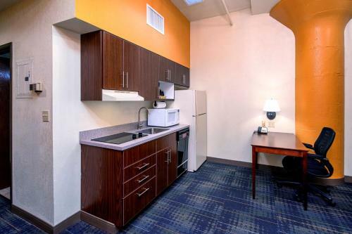 The Suites Hotel At Waterfront Plaza