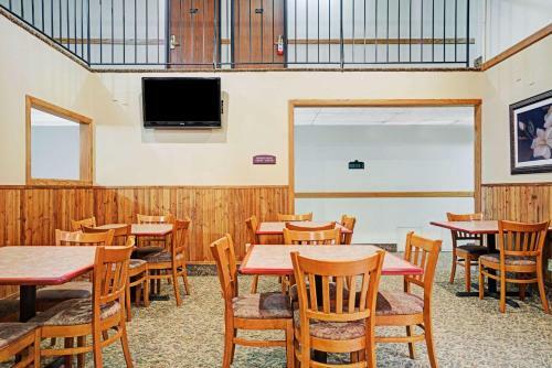 Hotel Super 8 By Wyndham Rogers Minnesota