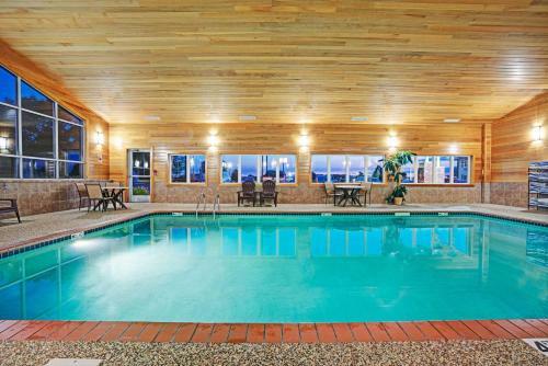 Hotel Super 8 By Wyndham Rogers Minnesota
